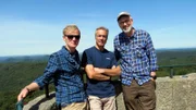Start der Wald-Wanderung ist der knapp 35 Meter hohe Luitpold-Turm zwischen Landau und Pirmasens. V.li. Pierre M. Krause, Hannes Jaenicke und Peter Wohlleben.