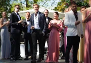 William Bergvik (Pål Sverre Hagen, l.), Jeppe Schøitt (Jon Øigarden, 2.v.l.), Adam Veile (Simon J. Berger, 2.v.r.) und Hermine Veile (Agnes Kittelsen, r.) freuen sich gemeinsam für Henrik (Tobias Santelmann, M.).