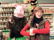 Wer ist wohl der Schweinebär neben Katja Ebstein? Gisbert hat sich für seine Rolle als Kaufhausdetektiv in Schale geworfen.