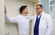 Hans-Peter Brenner (Michael Trischan, re.) gibt sich wirklich die größte Mühe, mit dem neuen Freund seiner Mutter professionell umzugehen. Kris Haas (Jascha Rust, li.) dagegen hat etwas Spaß daran, Brennerchen zu damit ärgern.