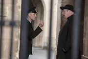 Terry Mitchell (Dylan Brown, l.) findet einen Dietrich bei Father Brown (Mark Williams, r.), als dieser einen Gefangenen besuchen möchte. Father Brown gerät in Erklärungsnot. Dabei ahnt er noch nicht, dass die wahren Schwierigkeiten noch auf ihn warten.