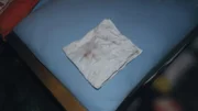 Der oder die Täter haben sich nach dem Mord an einem Rentner in Berlin offenbar die Hände an einem Bettlaken im Schlafzimmer des Opfers abgewischt. Im Labor entdecken die Ermittler später eine unbekannte DNA. Gehört sie zum Täter?