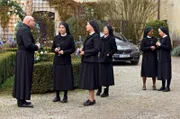 Ein Grund zum Feiern ist Lelas Weihe zur Ordensschwester. Doch dann diskutieren Weihbischof Landkammer (Wolfgang Böck, l.), Oberin Theodora (Nina Hoger, 2.v.l.) und Schwester Hanna (Janina Hartwig, 3.v.l.) über den Klosterverkauf. Schwester Felicitas (Karin Gregorek, 3.v.r.), Schwester Lela (Denise M'Baye, 2.v.r.), Schwester Agnes (Emanuela von Frankenberg, r.).