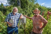 SWR-Gartenexperte Dr. Michael Ernst (links) bei seinem 1. Besuch in Hans Breisachers Garten.