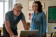 Lehrer Frank Stein (Dominic Raacke) entdeckt den Betrug seiner Schülerin Angi Kuhn (Isabelle Vogt).