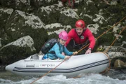 Beim Ausflug mit Mias (Mia-Sophie Ballauf) Freunden hilft auch Tobias (Markus Brandl) mit.