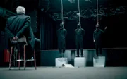 Die extreme Aktion der Aktivist*innen FELIX SYLLA (Chieloka Jairus), NIKLAS FISCHER (Joshua Hupfauer) und LUISE KOGAN (Lea Drinda) soll DANIEL NOLL (Jörg Schüttauf) (Vordergrund) und die Offiziellen der Stadt zum Umdenken bewegen.