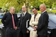 Gerrit (Lars Löllmann, l. ) gibt Igor (Dimitri Bilov, 2.v.r.) das Geld zurück, doch dieser besteht auf seine Zinsen.