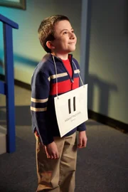 Freut sich auf seine große Chance: Die Familie Heck unternimmt einen Wochenendtrip nach Chicao, damit sich Brick (Atticus Shaffer) in einem Buchstabierwettbewerb messen kann ...