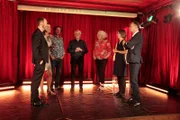 Von links: Moderator Stephan Karkowsky, Andrea Roth, Coach Jörg Puls, Prof. Dr. Klaus Hallof, Dr. Silke Britzen, Dr. Juliane Bräuer und Prof. Dr. Andreas Zick.