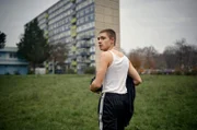 DENNIS PETZOLDT (Florian Geißelmann) in Halle-Neustadt.