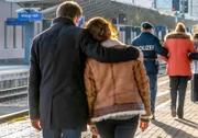 Endachers Assistentin Natalie Petzl weiß Bescheid und setzt die neue Chefin unter Druck. Schließlich stellt sich heraus, dass Endacher nebenher gut damit verdient hat, Verbrechern in heimlichen OPs neue Gesichter zu verpassen und sie so vor Verfolgung zu schützen. Derweil sind Nina (Julia Cencig, 2.v.l.) und auch Kollege Lukas (Jakob Seeböck, l.) getroffen von Ninas Konflikt mit ihrer Mutter.