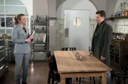 Wird es Carla (Maria Fuchs, l.) gelingen, Gregor (Wolfram Grandezka, r.) die Hotelanteile wieder abzutrotzen?