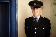 Der sadistische Wärter Terry Mitchell (Dylan Brown) liebt es, die Gefangenen mit seinen psychopathischen Spielchen zu quälen. Er muss nur aufpassen, dass er dabei die Gefangenen nicht unterschätzt.