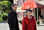 ARD STURM DER LIEBE FOLGE 1900, am Mittwoch um 15:10 Uhr im ERSTEN. Pauline (Liza Tzschirner, r.) ist es peinlich, dass sie dachte, Leonard (Christian Feist, l.) würde wegen ihr im Fürstenhof bleiben.