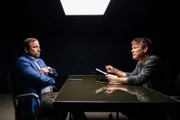 Hauptkommissar Matti Wagner (Pierre Besson, r.) vernimmt Thomas Böhlinger (Florian Lange, l.), der das sturmgeschädigte Haus der Toten kaufen wollte. Wie weit würde der Immobilienmakler für seinen Profit gehen?