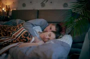 DENNIS PETZOLDT (Florian Geißelmann) sucht die Nähe zu seiner Mutter JENNIFER PETZOLDT (Natalia Rudziewicz).