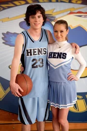 Das neue Traumpaar oder zu Ende, bevor es überhaupt richtig begann? Axl (Charlie McDermott, l.) und Morgan (Alexa Vega, r.) ...; Das neue Traumpaar oder zu Ende, bevor es überhaupt richtig begann? Axl (Charlie McDermott, l.) und Morgan (Alexa Vega, r.) ...
