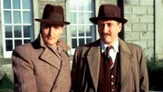 Captain Hastings (Hugh Fraser) und Inspector Japp (Philip Jackson)