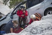 Die Bergretter Markus (Sebastian Ströbel, l.), Tobias (Markus Brandl, M.) und Katharina (Luise Bähr, r.) kümmern sich um einen vom Weg abgekommenen Pkw und den verletzten Fahrer.