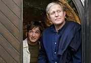 Paul (Achim Schekhas, links) und Thomas (Harald Krassnitzer) haben die Nacht im Weinkeller verbracht und bei einer guten Flasche Wein über das Leben geredet.