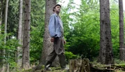 Um den Knopfhasen zu finden läuft Adsche (Peter Heinrich Brix) den ganzen Wald ab.