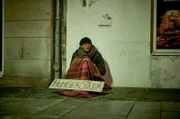 FELIX SYLLA (Chieloka Jairus) tritt in den Hungerstreik, um sich Gehör zu verschaffen.