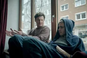 ALEXANDR KOGAN (Shenja Lacher) erklärt seinem Schützling DENNIS PETZOLDT (Florian Geißelmann) wie es um die
