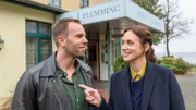 Die Kommissare der SOKO Wismar, Karoline Joost (Nike Fuhrmann, r.) und Lars Pöhlmann (Dominic Boeer, l.), durchleuchten das Umfeld des Opfers und stoßen auf eine alte Rivalität im Freundeskreis. Ist dieser Streit in der Tatnacht an der Hotelbar eskaliert? Die Aussagen widersprechen sich! Selbst in der eigenen Familie sind nicht alle auf den toten Benjamin Flemming gut zu sprechen. Wer gibt hier falsche Alibis und versucht damit, nicht nur seinen Kopf aus der Schlinge zu ziehen?