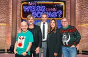 Moderator Kai Pflaume (M.) und seine Rateteam-Kapitäne Bernhard Hoëcker (l.) und Elton (r.) begrüßen in dieser Sendung den DJ Nicolino Hermano (2.v.l.) und die Schauspielerin Simone Thomalla (2.v.r.).