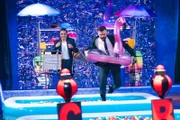 Late Night-Host Edin Hasanovic spielt gemeinsam mit seiner Gästin Laura Wontorra das Spiel "Der Schwächste schleppt" in der ZDFneo-Show "Edins Neo Night".
