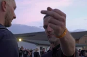 ARD/RB RABIAT: RECHTE. ROCK. RATTENFÄNGER, am Montag um 22:45 Uhr im ERSTEN. Reporter Dennis Leiffels (links im Bild) auf dem Rechtsrockfestival ‚ÄûSchild und Schwert‚Äú, kurz ‚ÄûSS‚Äú, in Ostritz. Erwünscht ist er hier nicht.