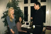 4. Eigentlich wollte Alex nur auf ein Glas Wein vorbeischauen. Doch ehe er sich versieht, wird er zum Objekt der Begierde für die beiden Schwestern. (v.l.n.r.: Andrea Lüdke, Gerit Kling, Matthias Leja).