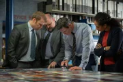 Das Team von DCS Steve Wilkins (Luke Evans, 2.v.r.) sucht in alten Fotos nach neuen Beweisen. Neben Wilkins stehen DS Glyn Johnson (Richard Corgan (2.v.l.), DS Gareth Rees (Charles Dale, l.) und DI Ella Richards (Alexandria Riley).