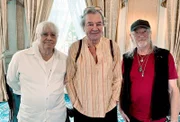 Die Mitglieder der Band Deep Purple erinnern sich, wie das Casino abbrannte. Das Ereignis inspirierte sie zu ihrem bekannten Song „Smoke on the Water“.