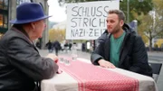 Leon Windscheid (r.) im Gespräch mit einer Passantin zum Thema "Schlussstrich unter die Nazi-Zeit?"
