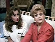 Jessica Fletcher (Angela Lansbury) und ihre Nichte Victoria (Genie Francis) machen sich Sorgen. Victoria wird beschludigt, den Mord an der ehemaligen Filmdiva Deborah Tarkington begangen zu haben.