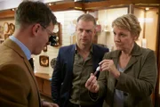 Simmel (Hinnerk Schönemann, M.) und Marie Brand (Mariele Millowitsch, r.) zeigen Juwelier Christian Possach (Peter Miklusz, l.) die Uhr, der daraufhin Ziegler damit in Verbindung bringt.