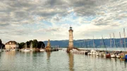 Im Hafen von Lindau am Bodensee steht der einzige Leuchtturm in Bayern. Hier starten Anne Willmes und Daniel Aßmann ihre Reise entlang der Deutschen Alpenstraße.