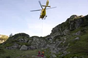 Die Bergretter Tobias Herbrechter (Markus Brandl, l.) und Markus Kofler (Sebastian Ströbel, r.) im Einsatz.