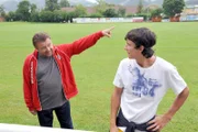 "FC Rückpass", "Viertelfinale." Das erste Spiel des FC-Pernitz unter Führung von Kovacic gerät zum Desaster. Die Mannschaft hat sich vollzählig gegen den ungeliebten "Neuen", Roland Preissler, verschworen und lässt den Stürmer ohne Ball verhungern. Kovacic wechselt ihn aus, da geht plötzlich auch noch das Licht an den Fluchtlichtmasten aus. Schurbitz muss sich ab sofort auch noch mit einer drohenden Platzsperre auseinandersetzen. Abseits des Spielfelds lerne Ilse Drabusch und Uschi einander besser kennen, da Uschi bei Ilse in der Kantine aushilft. Die beiden Frauen haben ein gemeinsames Thema: Männer im Allgemeinen, Rainer Kovacic im Speziellen. Natürlich intrigiert der frühere Trainer Hopfberger weiter. Er will den Präsidiums- und Vorstandsvorsitzenden Fadinger auf seine Seite bringen, um doch noch Präsident werden zu können. Doch Fadinger spielt sein eigenes Spiel. Das ihm beinahe das Leben kostet. Im Bild (v.li.): Lukas Resetarits (Rainer Kovacic), Laurence Rupp (Roland Preissler).