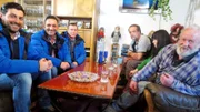 Die Trödelprofis Sükrü Pehlivan (li.), Mauro Corradino (2.v.li.) und Otto Schulte (3.v.li.) wollen Klaus Senior (re.), Gudrun und Klaus Jr. (3.v.re.) helfen
