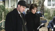 Die Detectives Benson (Mariska Hargitay) und Stabler (Christopher Meloni) trauen ihren Augen kaum: Bei Grabungen wurden nicht nur die Überreste einer menschlichen Leiche gefunden, sondern auch diverse Sexspielzeuge.