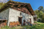 Marco Giovanoli vor seiner Cascina, dem Kastanien-Dörrhaus in Soglio.
