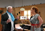 ARD STURM DER LIEBE FOLGE 1901, am Donnerstag um 15:10 Uhr im ERSTEN. Magdalena (Petra Berndt, r.) glaubt, dass Gustl (Sepp Schauer, l.) der Presse von ihrer Affäre mit dem Staatssekretär erzählt hat.