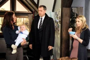 Carla (Maria Fuchs, l.) hat sich mit Baby Finn zu Britta (Jelena Mitschke, r.) geflüchtet, doch Torben (Joachim Kretzer, M.) kann sie überreden, Finn zu seiner Mutter Jennifer zurückzubringen.