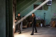 L-R: Wilmer Valderrama als NCIS Special Agent Nicholas “Nick” Torres und Katrina Law als NCIS Special Agent Jessica Knight