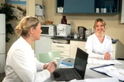 Sara (Antonia Jungwirth, r.) macht einen Fehler bei der Dokumentation der Studie. Britta (Jelena Mitschke, l.) hilft ihr ohne viel Aufhebens.