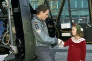 Auch das gehört zum Alltag eines Rettungsfliegers: Alex (Matthias Leja) muss die kleine Sofija (Marcia Fabrega) trösten, weil ihr Großvater nicht zu ihrem Geburtstag kommen konnte.