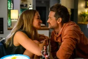 Betty (Annina Hellenthal) und David (Wayne Carpendale) sind glücklich miteinander.